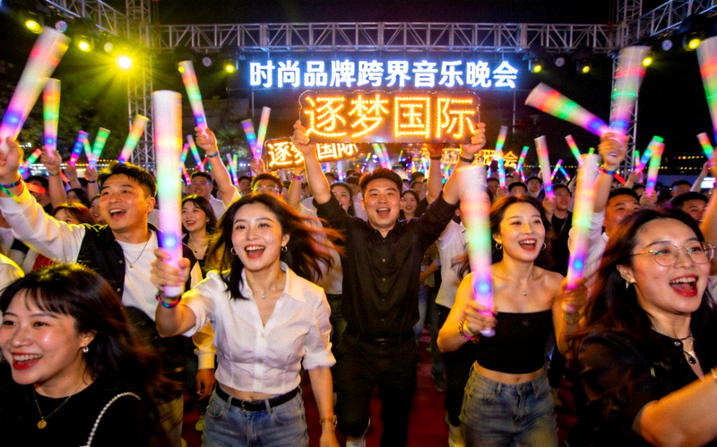 逐梦国际承办的时尚品牌跨界音乐晚会现场观众热烈场面